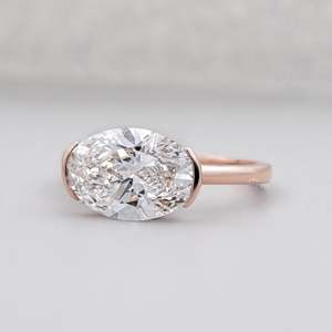 Bague de fiançailles ovale certifiée IGI, style East West, avec diamant de laboratoire demi-sertie en clos - Product Image 3