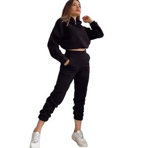 Ensemble de survêtement décontracté pour femmes avec logo personnalisé OEM, vêtements de sport populaires, pantalon de jogging ample, sweat-shirt à capuche court zippé - Product Image 1