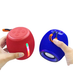 Mini enceinte portable 5W avec LED RGB sans fil, radio FM, USB et lecteur de carte TF pour utilisation en extérieur lors de fêtes - Product Image 1