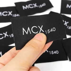 Etiquetas de dobladillo de ropa personalizadas Etiquetas de ropa doradas de hilo metálico de pliegue final Etiquetas tejidas de alta calidad para su marca - Product Image 2