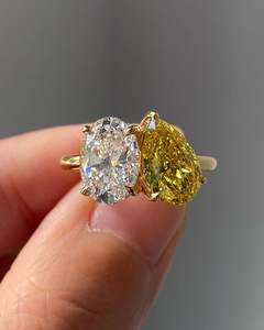 Bague de fiançailles classique Toi et Moi en or massif 14 carats avec zircone cubique ovale blanche et zircone cubique jaune poire, cadeaux d'anniversaire de mariage - Product Image 3