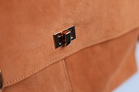 Tas Tangan Bentuk Flap Kulit Asli Premium Kunci Rantai Tahan Lama Kapasitas Besar Ringan Lembut Tren Fashion Uniseks Portabel