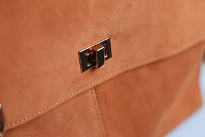 Bolso de Mano de Cuero Genuino de Primera Calidad con Solapa, Cierre de Cadena, Gran Capacidad, Ligero, Suave y Moderno, Unisex - Product Image 2