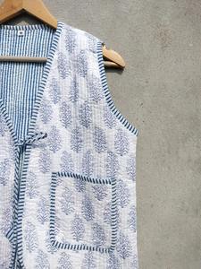 เสื้อคลุมสไตล์โบฮีเมียนแบบยูนิเซ็กซ์ แขนกุด ผ้าฝ้ายทอ เป็นมิตรกับสิ่งแวดล้อม ระบายอากาศได้ดี แบบสองด้าน ลายวินเทจ ปิดด้วยเชือกผูก - Product Image 4