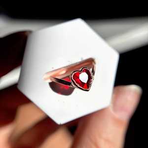 Anillo de Corazón de Cuarzo Rojo Hecho a Mano, Electroformado, Personalizado, con Forma de V, Joyería de Piedras Preciosas de Cristal, Anillo Ajustable - Product Image 1