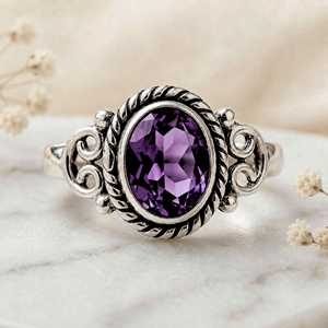 Bague en argent sterling avec améthyste naturelle, pierre ovale violette avec motif feuille, bijou pierre de naissance de février - Product Image 1