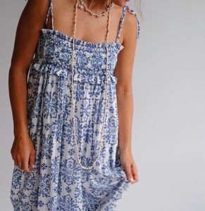 เดรสยาวสไตล์โบฮีเมียนลายดอกไม้สำหรับผู้หญิง พร้อมลายพิมพ์บล็อกสีน้ำเงินแบบทำมือ แขนกุด เหมาะสำหรับใส่ไปเที่ยวทะเลในฤดูร้อน สายคล้องไหล่ปรับได้ - Product Image 2