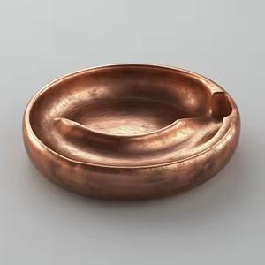 Cendrier à cigares en laiton plaqué cuivre de luxe avec corps rond artisanal, finition polie, options personnalisées pour une décoration moderne et élégante - Product Image 1