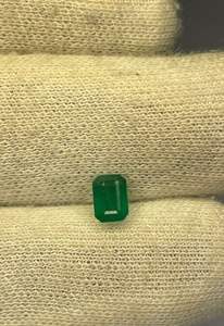 Esmeralda africana natural verde oscuro con corte octogonal. - Product Image 2
