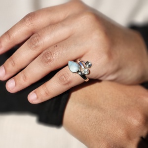 แหวนเงินลายดอกไม้เล็กๆที่มีสไตล์และควอตซ์สีฟ้าสำหรับงานแต่งงานและงานปาร์ตี้เครื่องประดับชั้นดี - Product Image 1