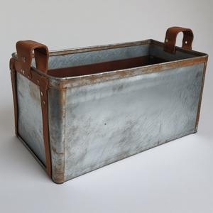 Jardinière décorative en cuir galvanisé avec finition antique martelée Artisanat artisanal offrant un accent saisonnier décoratif - Product Image 3