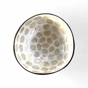 Bol en noix de coco incrusté de nacre, fait à la main, pour servir les aliments, décoration de table et décoration naturelle pour la maison, en provenance du Vietnam - Product Image 2