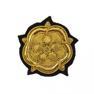 Badges de logo personnalisables en gros broderie pure à la main avec des badges de blazer à coudre en fil de métal avec des perles Style de mode - Product Image 1