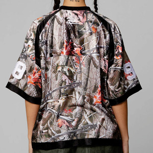 เสื้อเจอร์ซีย์อเมริกันฟุตบอลตาข่ายขายส่ง ลายพราง ยูนิเซ็กซ์ ทรงโอเวอร์ไซส์ สตรีทแวร์ แขนสั้น รับผลิตแบบ OEM ODM แบรนด์ส่วนตัว สหรัฐอเมริกา - Product Image 2