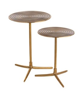 Table d'appoint ronde en métal avec texture martelée et finition antique pour la décoration de pièces d'inspiration éclectique ou bohème - Product Image 4