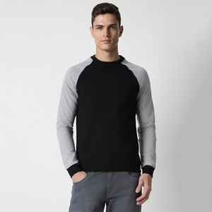 Sudadera de cuello redondo con mangas raglán en negro y gris para hombre, corte regular, tejido de algodón, estilo casual para otoño. - Product Image 4