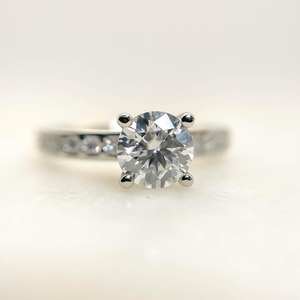 Anillo de compromiso Moissanite de corte redondo de 6,5mm | Solitario con banda pavimentada | Joyería fina de Boda nupcial de oro y plata OEM - Product Image 2