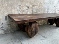 Table de bar artisanale en bois de manguier de qualité supérieure Coco Naga avec sculptures complexes Finition naturelle pour un attrait unique et intemporel