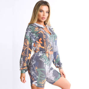 Survêtement en tricot 2 pièces personnalisé pour femmes, haut court à capuche et short, ensemble d'entraînement avec logo pour l'hiver - Product Image 3