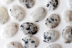 Proveedor Principal de Piedras de la Luna Arcoíris, Piedras de Cristal Ovaladas para el Pulgar, Piedras de Chakra - Product Image 3