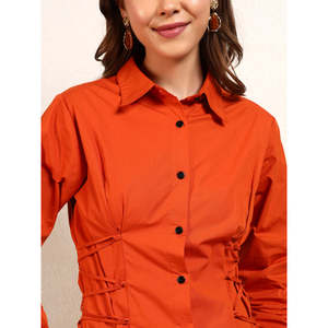 เสื้อเชิ้ตผู้หญิงดีบาโก้สีส้ม ผ้าป๊อปลิน ติดกระดุม ด้านข้างมีดีเทลจับจีบ แขนยาว เสื้อเบลาส์สำหรับใส่ทำงาน ดีไซน์เรียบหรู สีพื้น ทรงปกติ - Product Image 2
