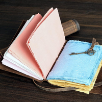Carnet en cuir marron vintage fait main, couverture souple à bords festonnés multicolores, reliure thermique, boucle pour stylo en bois, fermeture avec sangle pour clés