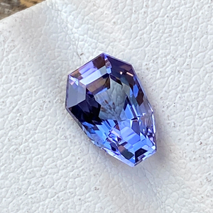1.75 Carat Rare Natural Non Heated Tanzanite Shield Shape Cut Stone avec une bonne qualité de lustre de couleur, Natural Zoisite Tanzanite. - Product Image 1