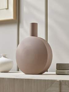 Premium-quality Metal Flower <b>Vase</b> With a Sculptural <b>Unique</b> Shape Designed to Add an Elegant Touch to Your Floral Arrangements - Product Image 3