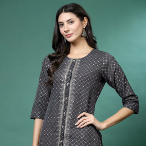 คุณภาพส่งออกของผู้หญิงอินเทรนด์มีสไตล์สีเทาปัก Chanderi Kurti สั้นจับคู่กับกางเกงคอลเลกชันเครื่องแต่งกายสํานักงานล่าสุด - Product Image 1