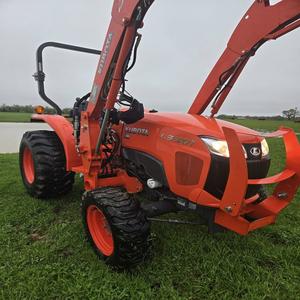 Tractor Usado de 15HP 2WD con Cargador Frontal, Retroexcavadora y Bomba, Maquinaria Agrícola - Product Image 1