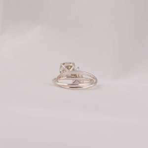 Bague de fiançailles de luxe classique en or massif 14KT Trendy Triangle Square Cushion Cut Lab Grown Diamond IGI Certified Bezel Setting - Product Image 4