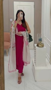 Kurti fantaisie pour femmes, entièrement cousu, brodé, en fausse fourrure, en soie georgette, multicolores, col rond, design indien moderne, pour les fêtes et le quotidien - Product Image 2