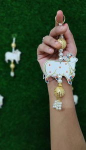 Pichwai Vache Artificielle Traditionnelle Suspendue Langavoni Pongal Onam Décoration Varah Laxmi Pooja Décoratif Suspendu pour Pooja - Product Image 2