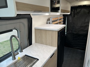 Autocaravana Sprinter |   4x4 Todoterreno |   RV Todoterreno 4x4 con Volante a la Derecha |   Moderno Solar de Aluminio para 4 Personas - Product Image 2
