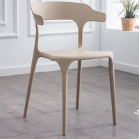 Chaise de salle à manger d'usine en PP, tables et chaises colorées en plastique pour café, chaise d'extérieur pour café