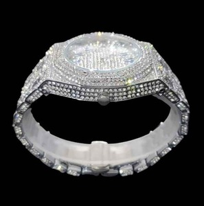 Reloj de Diamantes Blanco de Alta Gama con Incrustaciones de Diamantes, Calidad de Exportación, para Eventos, Regalos y Uso Nocturno, Disponible a un Precio Accesible desde India - Product Image 2