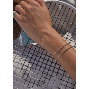 Pulsera de tenis Madison con diamantes en oro blanco, elegante accesorio de moda - Product Image 6