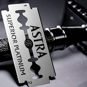 100 lames de rasoir de sécurité à double tranchant Astra Superior Premium Platinum - Product Image 4