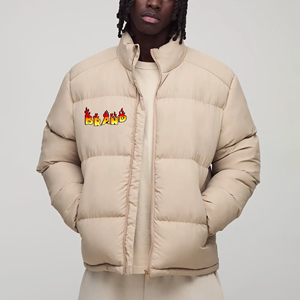 Chaqueta acolchada de invierno informal personalizada de OEM para hombre, cortavientos cálido con capucha y cremallera, logotipo frontal, tela estampada personalizada de estilo callejero - Product Image 1