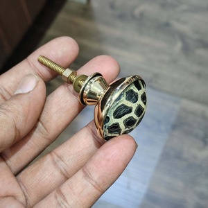 Bouton de porte en bois fait à la main de style ange en résine finition naturelle écologique poignée de meuble durable - Product Image 1