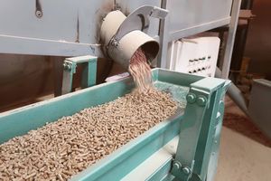 Granulés de bois de haute qualité à vendre à prix avantageux, produits chimiques énergétiques, prix du granulé de bois par tonne, livraison rapide disponible, en stock - Product Image 2