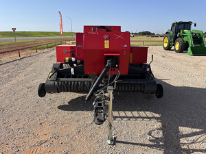 Presse à balles carrées compacte Massey Ferguson 1840 de haute qualité pour ensilage et foin, idéale pour l'agriculture. - Product Image 3