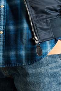 เสื้อแจ็คเก็ตบอมเบอร์ทรงโอเวอร์ไซส์สำหรับผู้ชาย สไตล์นักบิน MA1 กันน้ำ กันลม ผ้าโพลีเอสเตอร์/ไนลอนหนา พร้อมโลโก้ด้านหน้า - Product Image 6