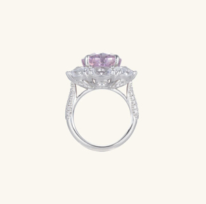 Anillo Elegante para Mujer en Plata Rodiada con Gema Ovalada Morada y Halo de Circonia Cúbica - Product Image 3