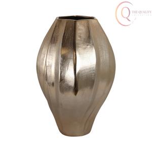 Vase décoratif moderne en métal pour table, conçu pour les intérieurs élégants et les espaces de vie stylés - Product Image 5