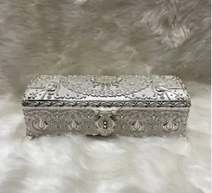 Caja de recuerdo de metal en relieve de plata, diseño largo: baratija ornamentada y organizador de joyas al por mayor - Product Image 1