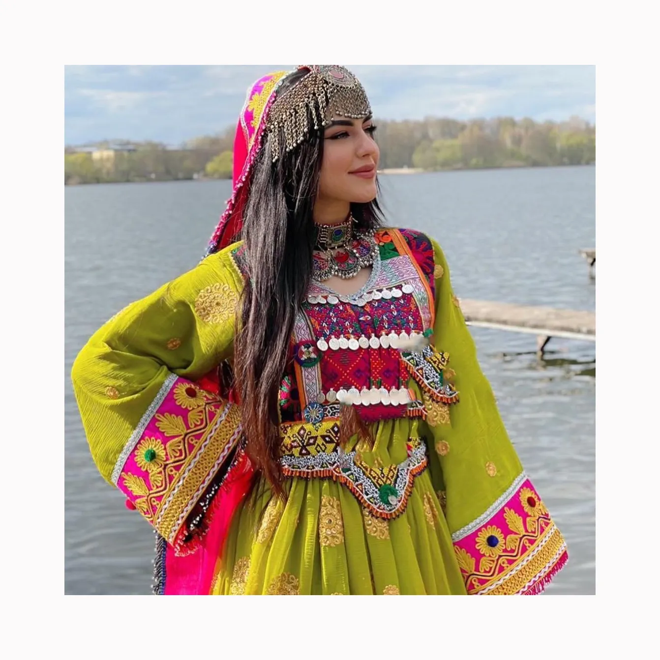 아프간 스타일 아름다운 스타일 인도와 방글라데시 스타일 무거운 컷 작업 수 놓은 디자이너 원피스 2024 컬렉션