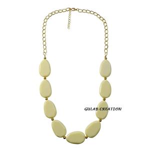 Dernier collier bavoir élégant fait à la main en résine perlée pour femmes bijoux tendance pour les fêtes et vêtements de tous les jours - Product Image 3