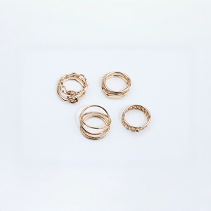 Elegante Juego de Anillos Chapados en Oro - Anillos Apilables Minimalistas con Diseños Únicos - Product Image 1