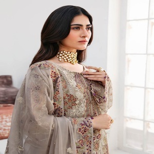 Costume trois pièces Salwar Kameez pour femmes en mousseline de soie brodée pakistanaise Panjabi robe de soirée conçue Ramsha Vol A-8 pour adultes - Product Image 4